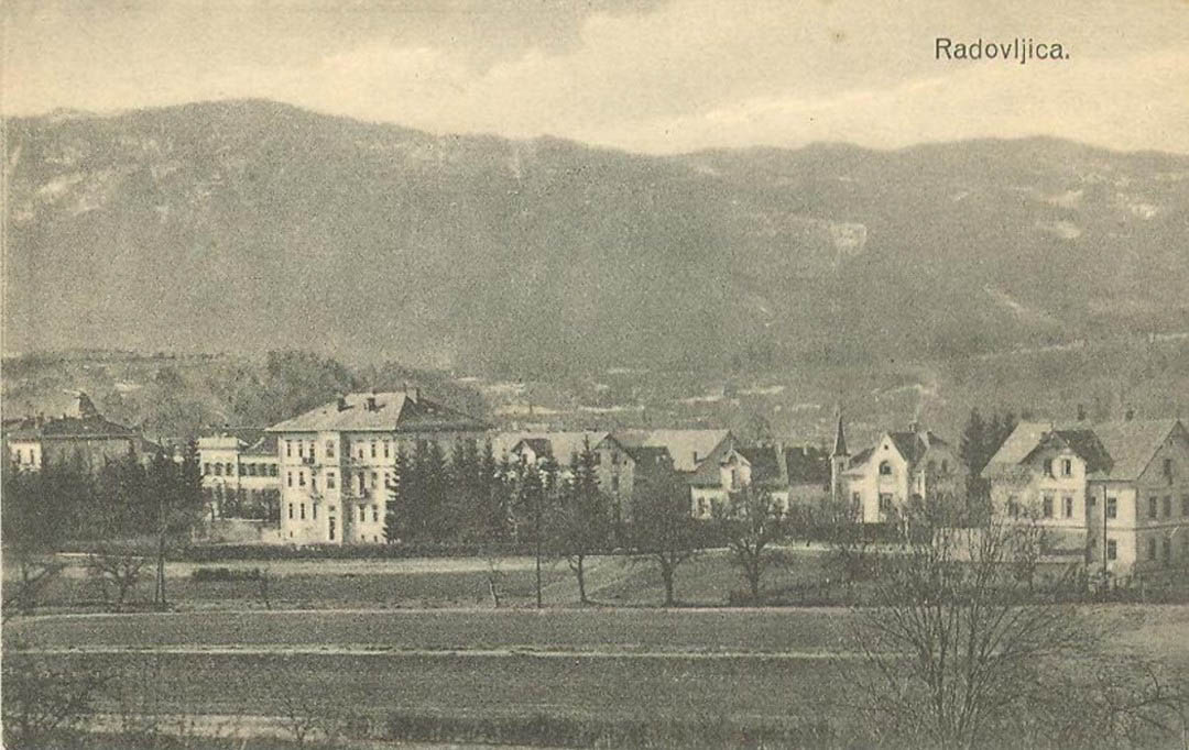 Posojilnica ter Vovsova in Festova vila, pred 1927  (arhiv Razinger)