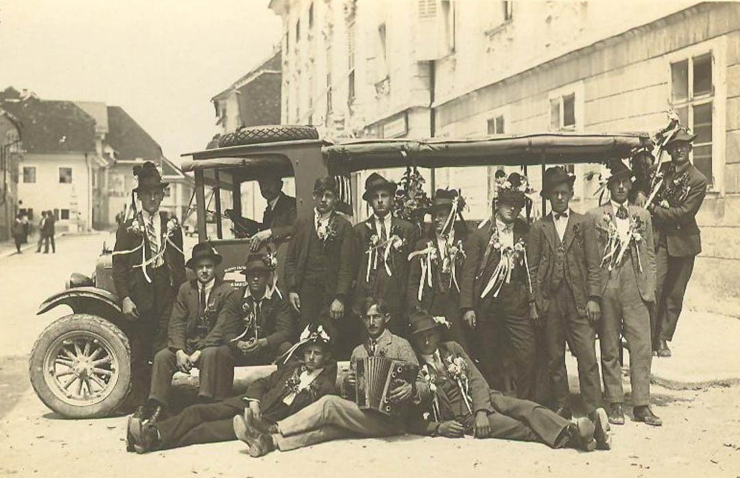 k1) Avtobus z naborniki - pred graščino, 1914-18 (arhiv Zvone Razinger)