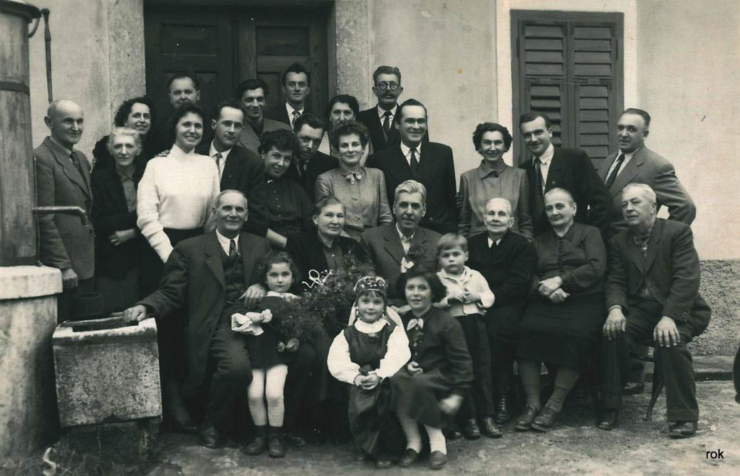 Antonovi (družina Šušteršič) pri domači šterni, 1939 ali 1949