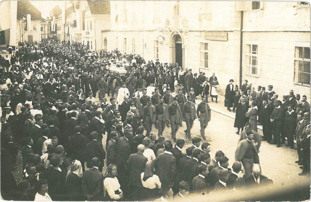 Pogreb v Radovljici, 1921