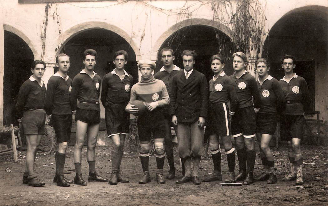 Nogometaši Kres Radovljica v župnišču, 1932