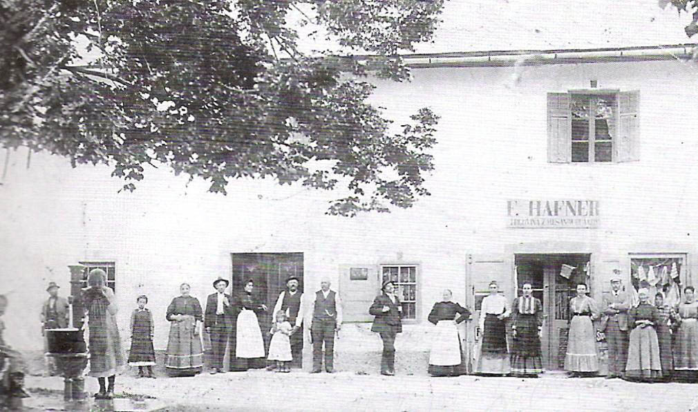 Šterna pred Hafnerjevo trgovino v Lescah, 1910